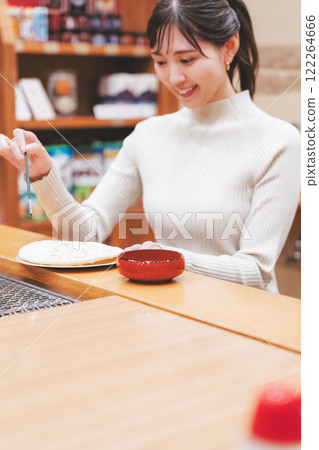 一位年輕女子正在體驗手工製作的米果【攝影：Niigata Beika premium SENBEI Den DEN】 122264666