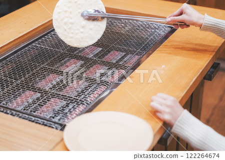 一位年輕女子正在體驗手工製作的米果【攝影:Niigata Beika premium SENBEI Den DEN】 一位年輕女子正在體驗手工製作的米果【攝影:Niigata Beika premium SENBEI Den DEN】 122264674