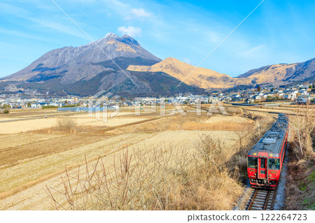 冬季由布岳和由布（木葉185系列） 大分縣由布市 122264723