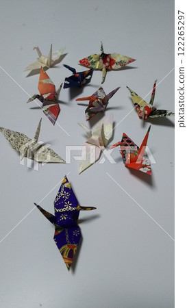 Folded paper crane 122265297