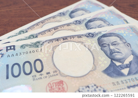 Three thousand yen bills, total 3000 yen Three thousand yen bills, total 3000 yen 122265591
