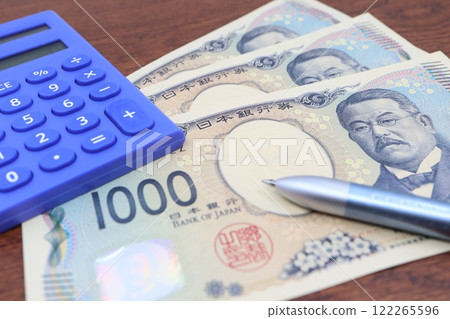 幾張日本1000日圓紙幣和計算器 幾張日本1000日圓紙幣和計算器 122265596