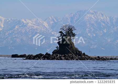 Tateyama mountain peak over the sea 122265835
