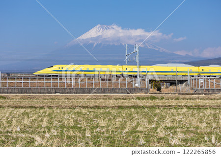 [Shizuoka] Shinkansen train running near Mount Fuji 122265856