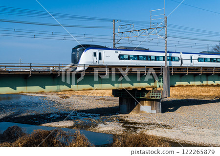 運行在東京中央線淺川鐵路橋上的特急“Azusa” 122265879