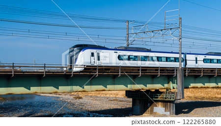 運行在東京中央線淺川鐵路橋上的特急“Azusa” 122265880