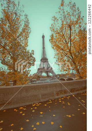 Evening autumn view of the Eiffel Tower in Paris. 122266442
