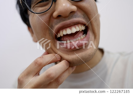 留著鬍渣的微笑男人 留著鬍渣的微笑男人 122267185