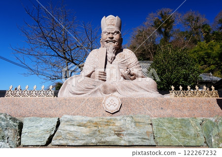 Statue of King Enma in front of the temple gate of Kimiidera Temple in Wakayama Prefecture [January] 122267232