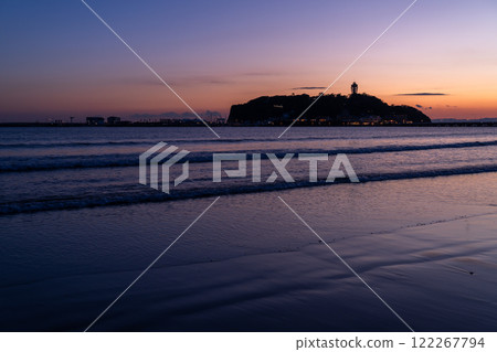 <Kanagawa Prefecture> Enoshima Katase Beach at dusk 122267794
