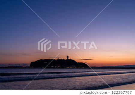 <Kanagawa Prefecture> Enoshima Katase Beach at dusk 122267797