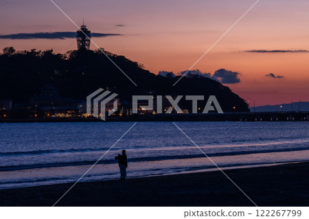 <Kanagawa Prefecture> Enoshima Katase Beach at dusk 122267799