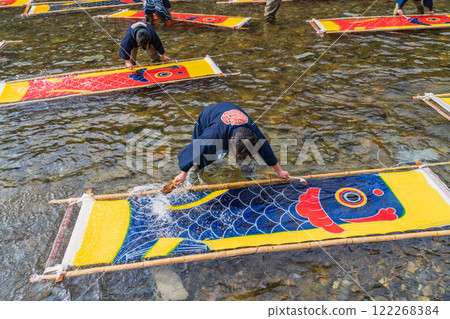 A seasonal feature of winter in Gujo: Gujo-dyed carp streamers left out in the cold (Gujo City, Gifu Prefecture) 122268384