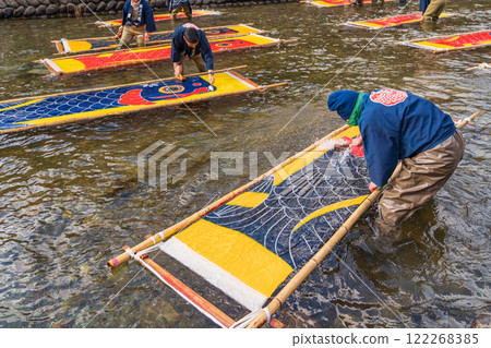 A seasonal feature of winter in Gujo: Gujo-dyed carp streamers left out in the cold (Gujo City, Gifu Prefecture) 122268385