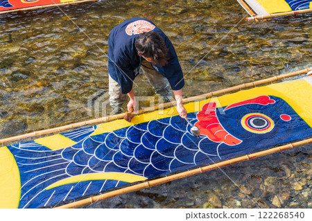 A seasonal feature of winter in Gujo: Gujo-dyed carp streamers left out in the cold (Gujo City, Gifu Prefecture) A seasonal feature of winter in Gujo: Gujo-dyed carp streamers left out in the cold (Gujo City, Gifu Prefecture) 122268540