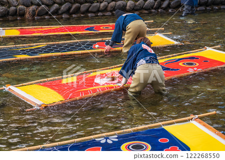 A seasonal feature of winter in Gujo: Gujo-dyed carp streamers left out in the cold (Gujo City, Gifu Prefecture) A seasonal feature of winter in Gujo: Gujo-dyed carp streamers left out in the cold (Gujo City, Gifu Prefecture) 122268550