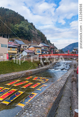 A seasonal feature of winter in Gujo: Gujo-dyed carp streamers left out in the cold (Gujo City, Gifu Prefecture) 122268698