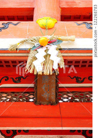 New Year's decorations hanging on the gate of Shori-ji Temple in Wakayama Prefecture [January] Vertical composition 122268783