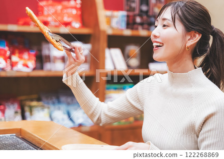 一位年輕女子正在體驗手工製作的米果【攝影:Niigata Beika premium SENBEI Den DEN】 一位年輕女子正在體驗手工製作的米果【攝影:Niigata Beika premium SENBEI Den DEN】 122268869