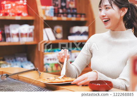 一位年輕女子正在體驗手工製作的米果【攝影:Niigata Beika premium SENBEI Den DEN】 一位年輕女子正在體驗手工製作的米果【攝影:Niigata Beika premium SENBEI Den DEN】 122268885