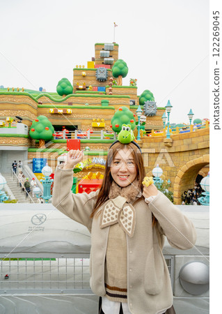 日本大阪 — 2024年1月9日：女孩參觀任天堂世界。 122269045