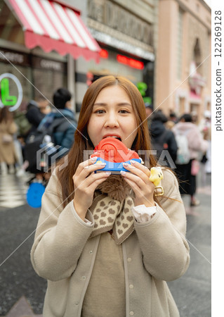 日本大阪 — 2024年1月9日：女人吃美味的食物。超級任天堂世界是日本環球影城的主題區 122269128