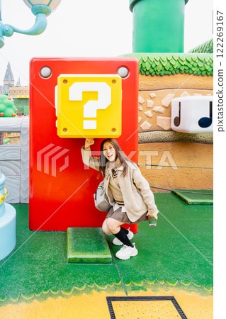 日本大阪 — 2024年1月9日:女孩去任天堂世界玩。 日本大阪 — 2024年1月9日:女孩去任天堂世界玩。 122269167