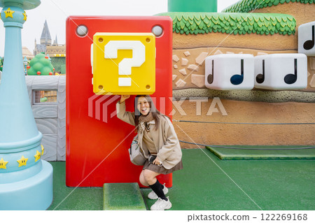 日本大阪 — 2024年1月9日：女孩去任天堂世界玩。 122269168