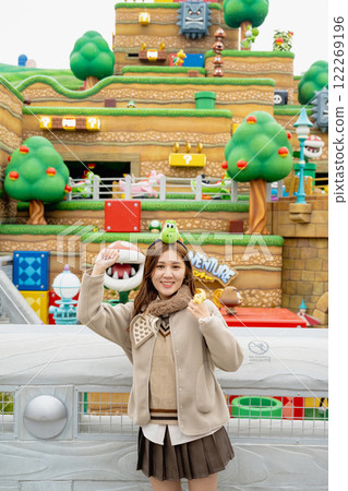 日本大阪 — 2024年1月9日：女孩參觀任天堂世界。 122269196