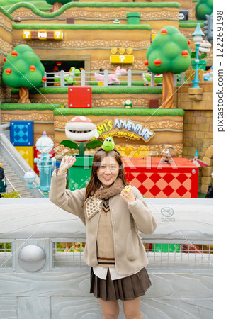 日本大阪 — 2024年1月9日:女孩參觀任天堂世界。 日本大阪 — 2024年1月9日:女孩參觀任天堂世界。 122269198