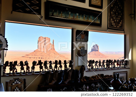 從遊客中心禮品店看紀念碑谷 122269352