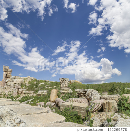 Roman ruins (against the background of a beautiful sky with clouds) in the Jordanian city of Jerash (Gerasa of Antiquity), capital and largest city of Jerash Governorate, Jordan 122269778
