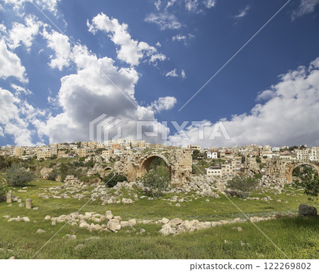 Roman ruins (against the background of a beautiful sky with clouds) in the Jordanian city of Jerash (Gerasa of Antiquity), capital and largest city of Jerash Governorate, Jordan 122269802