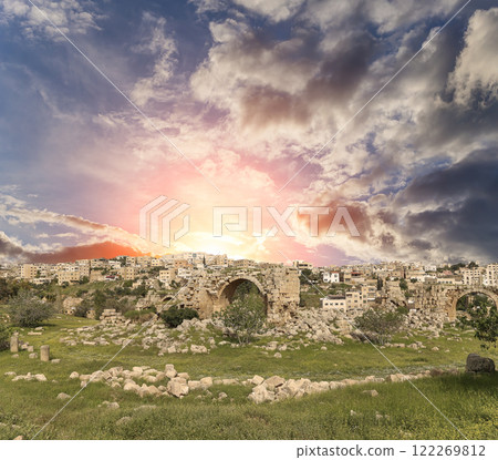 Roman ruins (against the background of a beautiful sky with clouds) in the Jordanian city of Jerash (Gerasa of Antiquity), capital and largest city of Jerash Governorate, Jordan 122269812