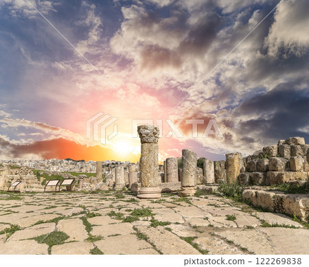 Roman ruins (against the background of a beautiful sky with clouds) in the Jordanian city of Jerash (Gerasa of Antiquity), capital and largest city of Jerash Governorate, Jordan 122269838