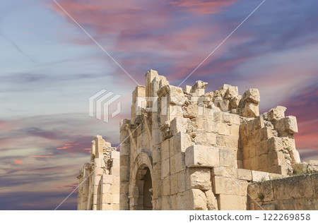 Roman ruins (against the background of a beautiful sky with clouds) in the Jordanian city of Jerash (Gerasa of Antiquity), capital and largest city of Jerash Governorate, Jordan 122269858
