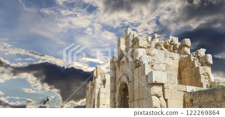 Roman ruins (against the background of a beautiful sky with clouds) in the Jordanian city of Jerash (Gerasa of Antiquity), capital and largest city of Jerash Governorate, Jordan 122269864