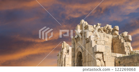 Roman ruins (against the background of a beautiful sky with clouds) in the Jordanian city of Jerash (Gerasa of Antiquity), capital and largest city of Jerash Governorate, Jordan 122269868