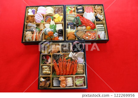 色彩繽紛的各式日式懷石料理裝在盒子裡,裡面裝滿了來自豪華餐廳的高級年貨菜餚。 色彩繽紛的各式日式懷石料理裝在盒子裡,裡面裝滿了來自豪華餐廳的高級年貨菜餚。 122269956