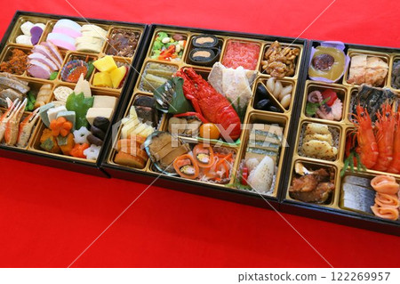 色彩繽紛的各式日式懷石料理裝在盒子裡,裡面裝滿了來自豪華餐廳的高級年貨菜餚。 色彩繽紛的各式日式懷石料理裝在盒子裡,裡面裝滿了來自豪華餐廳的高級年貨菜餚。 122269957