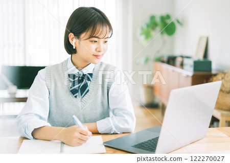 High school students studying online High school students studying online 122270027