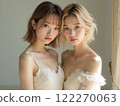 兩個穿白裙子的女人 122270063