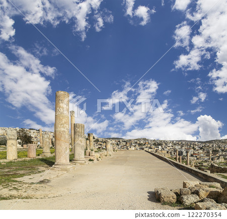 Roman ruins (against the background of a beautiful sky with clouds) in the Jordanian city of Jerash (Gerasa of Antiquity), capital and largest city of Jerash Governorate, Jordan 122270354
