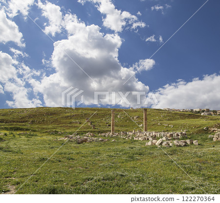 Roman ruins (against the background of a beautiful sky with clouds) in the Jordanian city of Jerash (Gerasa of Antiquity), capital and largest city of Jerash Governorate, Jordan 122270364