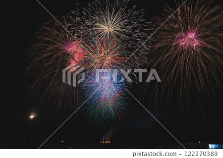 Fireworks bursting into the night sky at the Yaizu Marine Fireworks Festival held at Yaizu Fishing Port in Yaizu City (Shizuoka Prefecture) 122270389