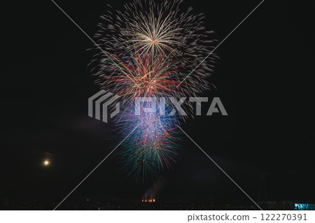 Fireworks bursting into the night sky at the Yaizu Marine Fireworks Festival held at Yaizu Fishing Port in Yaizu City (Shizuoka Prefecture) 122270391