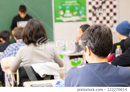 School children are participating actively in class 122270614