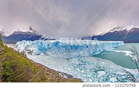 Perito Moreno Glacier with its dramatic icy wall and surrounding snowy mountains in Patagonia Perito Moreno Glacier with its dramatic icy wall and surrounding snowy mountains in Patagonia 122270798