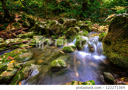 water stream between rocks  122271364