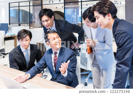 在辦公室工作的商務人士 圖片合作：WEEK Shibadaimon（Sun Frontier Fudousan） 122273148